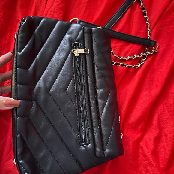 Elegant Black Quilted Shoulder Bag - Picture 2 of 6